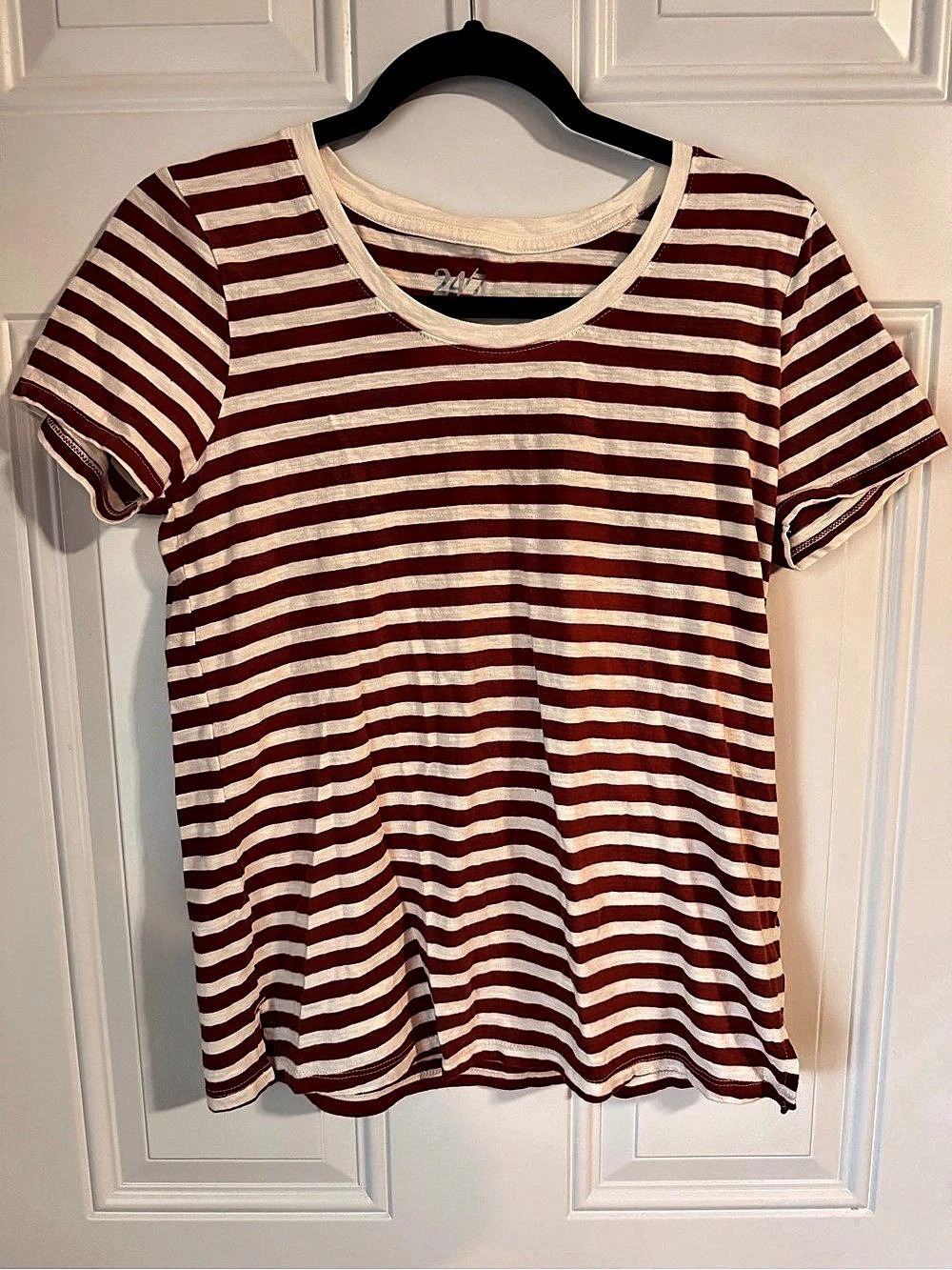 Maurices 247 by Maurices Striped Short Sleeve Tee in Red & White Size Medium